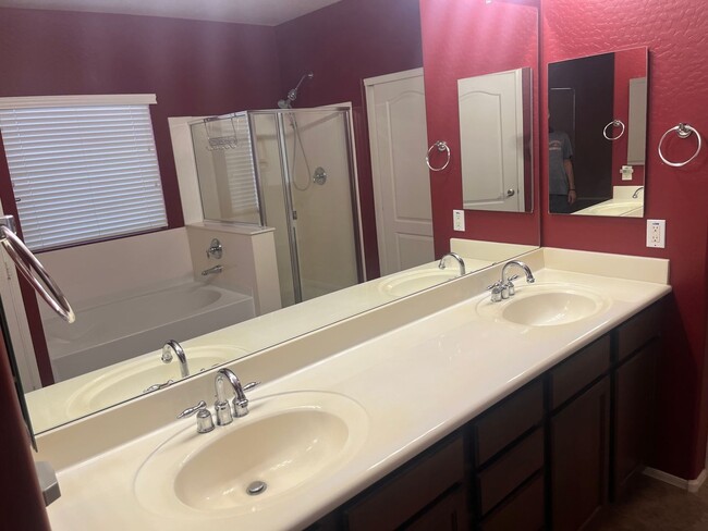 Building Photo - 16412 W Hope Dr