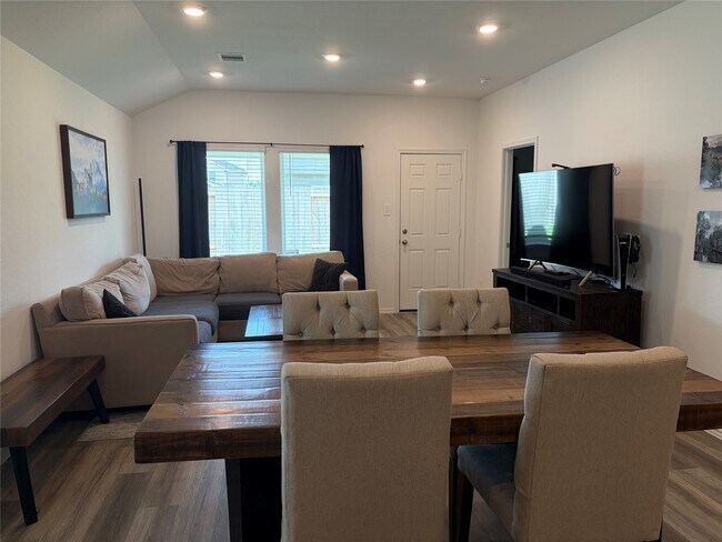 Building Photo - 1135 Juniper Vis Dr