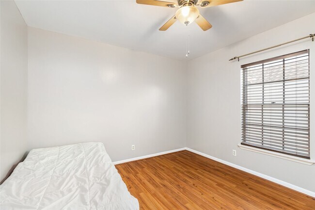 Building Photo - 2824 Briarhurst Dr