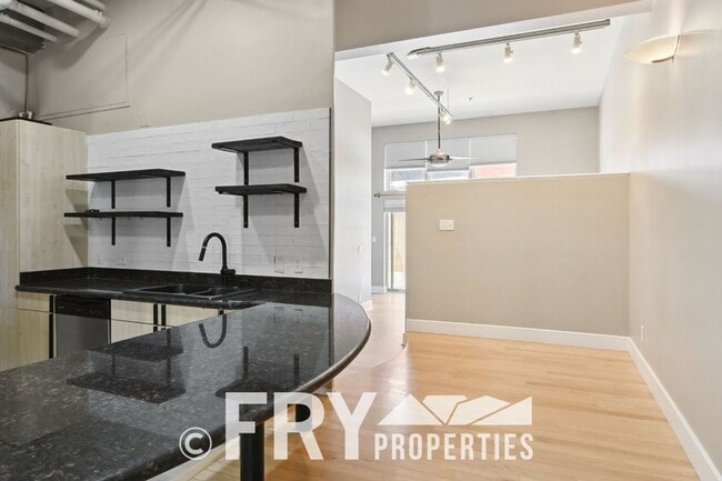 Building Photo - Ground Floor Condo in Great Uptown Location