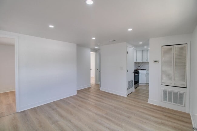 Building Photo - 236 N Oleander Ave