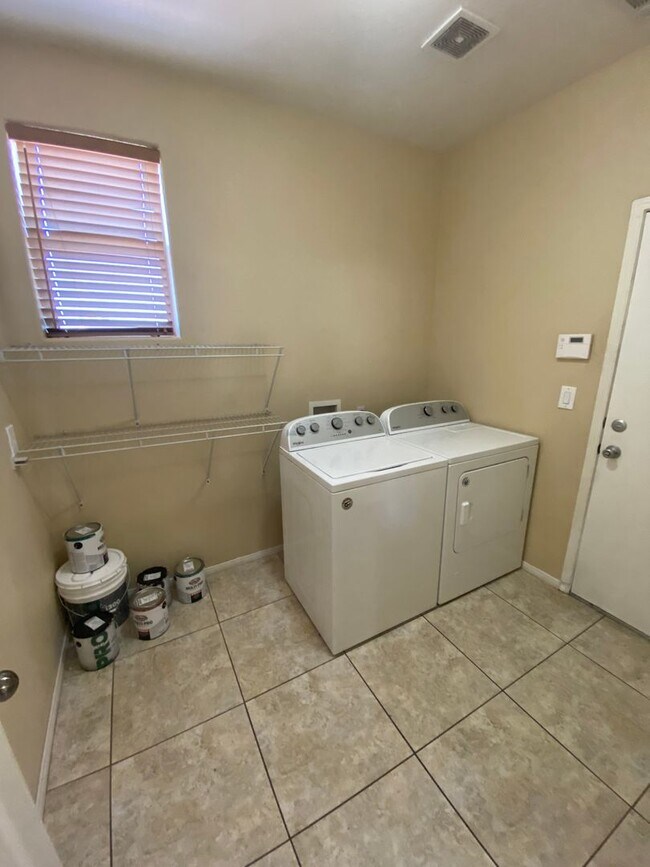 Building Photo - Wonderful 3 bed/2.5 bath home located in the South End of Vegas
