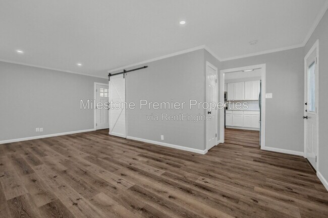 Building Photo - 204 N Holly Ave