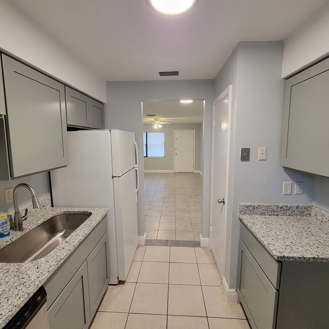 Building Photo - Charmin 3/1 Duplex In Groveland FL