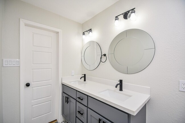 Building Photo - 5642 Cartagena St