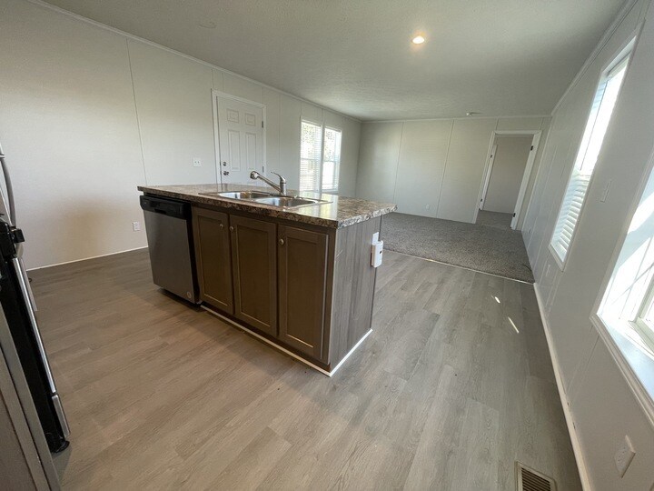 Building Photo - 15835 Marentette Dr