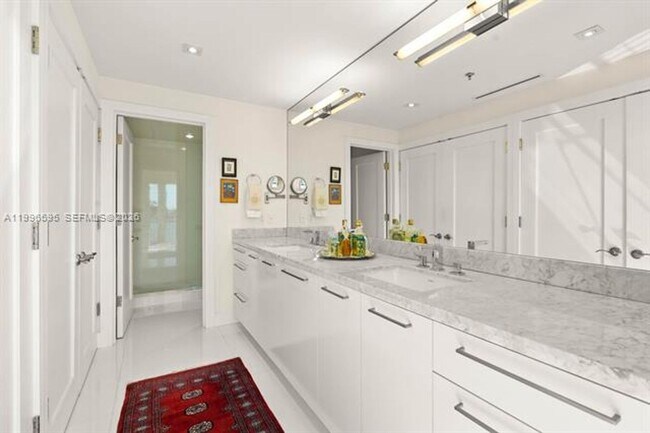 Building Photo - 1000 Venetian Way