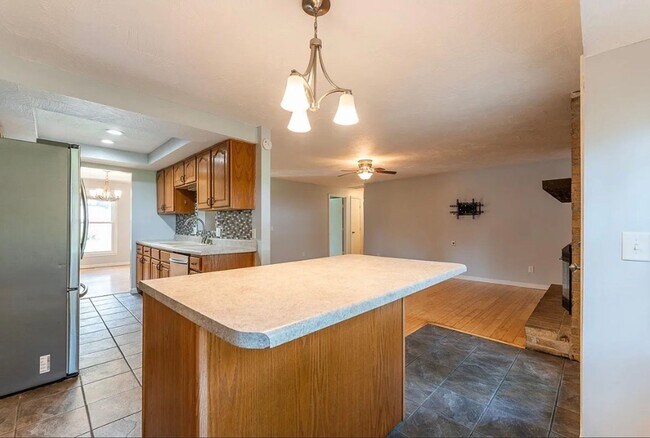Building Photo - 3 Bed 2 Bath 2 Car Garage Home Available 07/01/2026!!