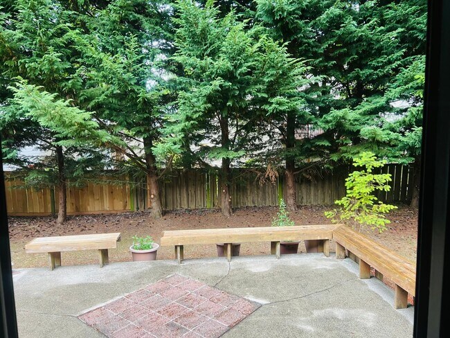 Building Photo - Charming Rambler 3-Bed/2-Bath Available Now!