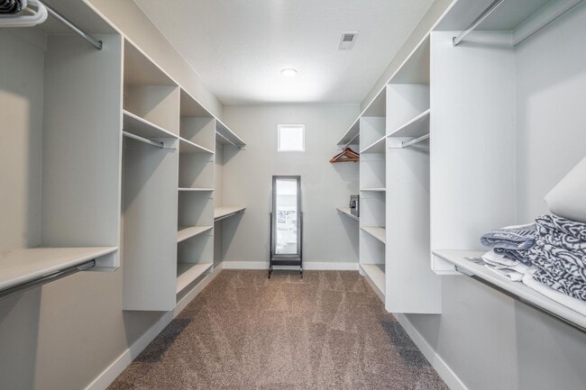 Building Photo - Stunning 5 Bed, 3 Bath Home with a 3 Car Garage