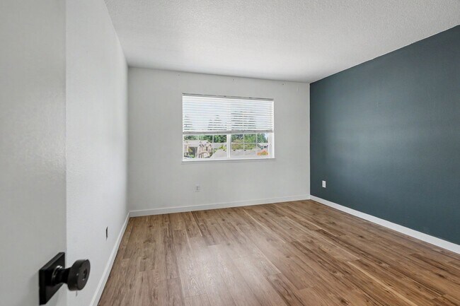 Building Photo - 5260-5262 Springcrest Drive