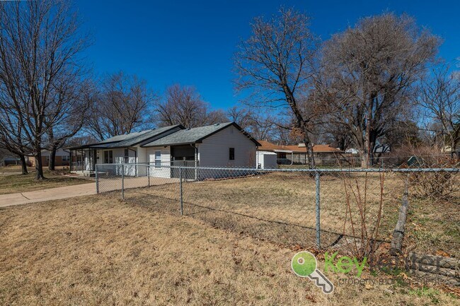 Building Photo - Freshly renovated 3 bedroom ranch in estab...