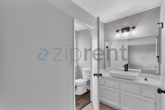 Building Photo - 25 Leslie Ct