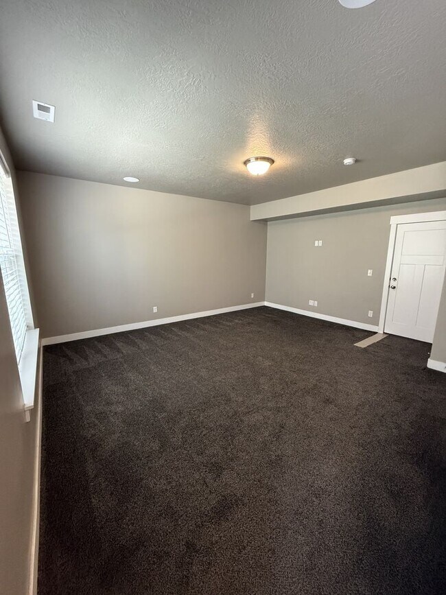 Building Photo - 903 S 2580 E