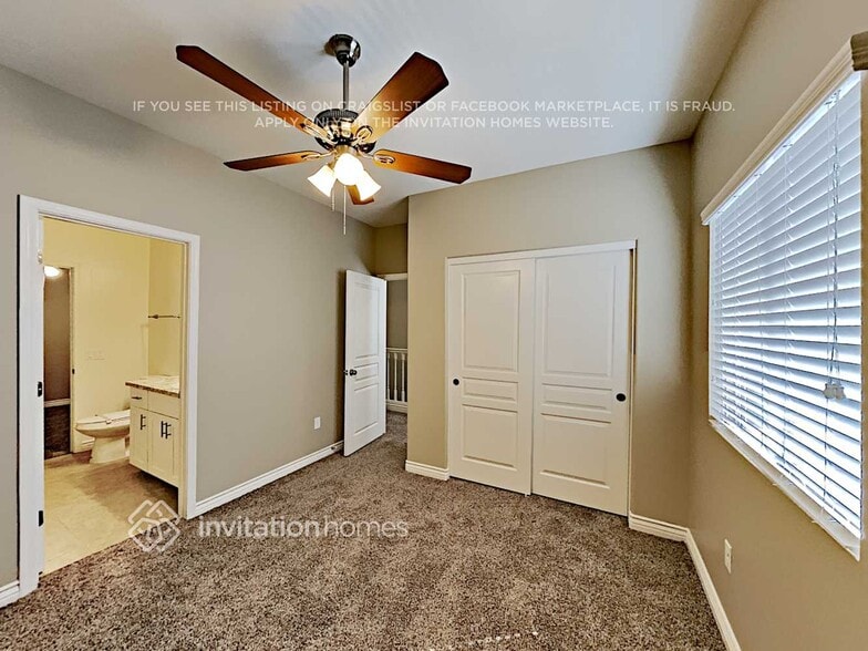 Building Photo - 327 S Travis