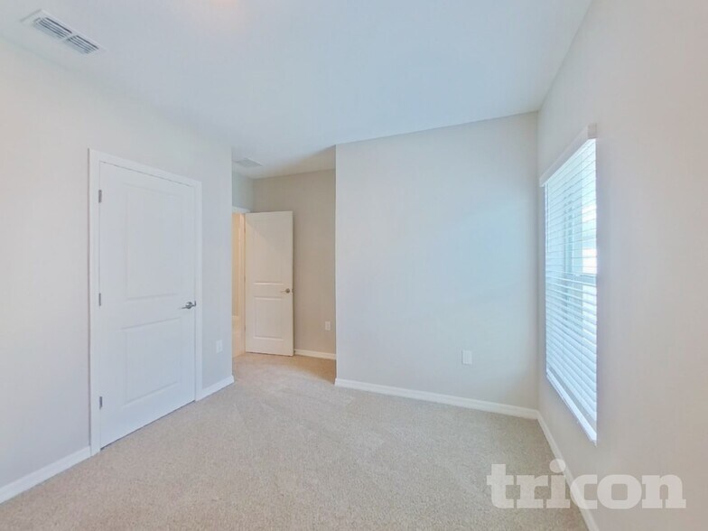 Building Photo - 226 Amber Way