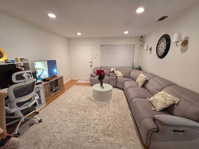 Building Photo - 3 bed 1 bath Duplex with garage and private yard