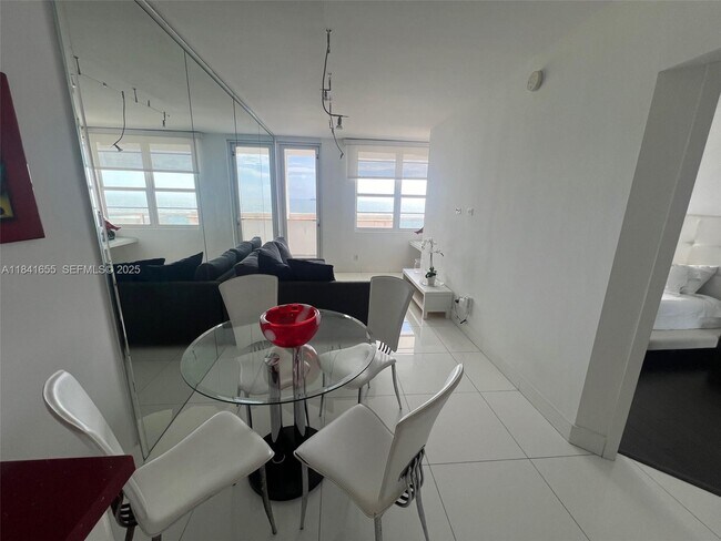 Building Photo - 100 Lincoln Rd