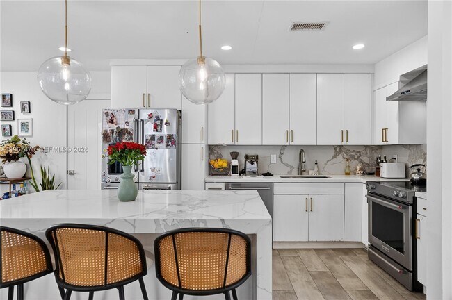 Building Photo - 837 Alberca St