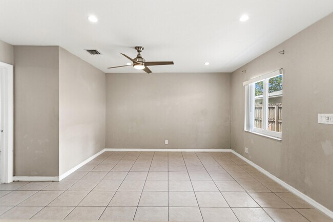 Building Photo - 709 SW 13th Ave