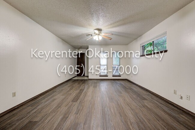 Building Photo - 920-922 SW 97th St Duplex