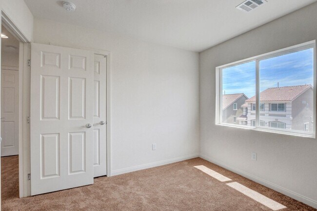 Building Photo - HUGE 3 Story, 5 Bedroom Home in the Southwest!