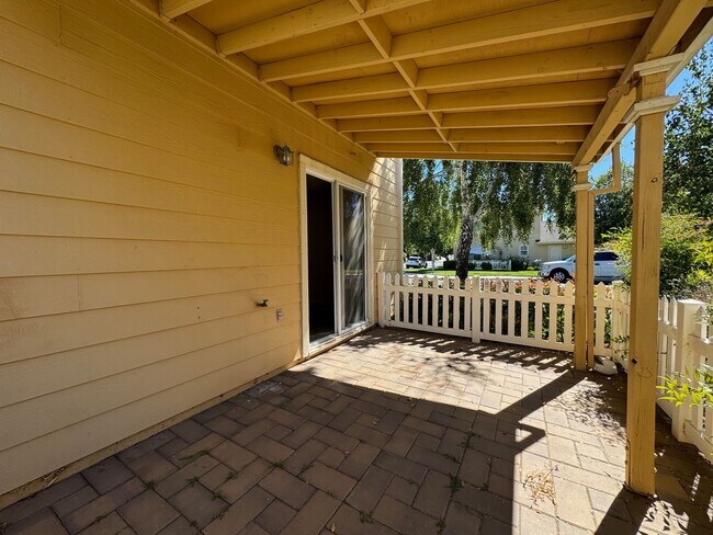Building Photo - Newly available Stunning 2 Bedroom home fo...