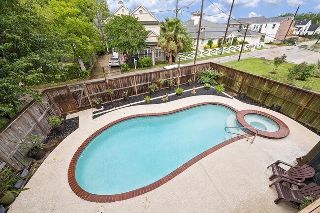 Building Photo - 3040 Bayshore Dr