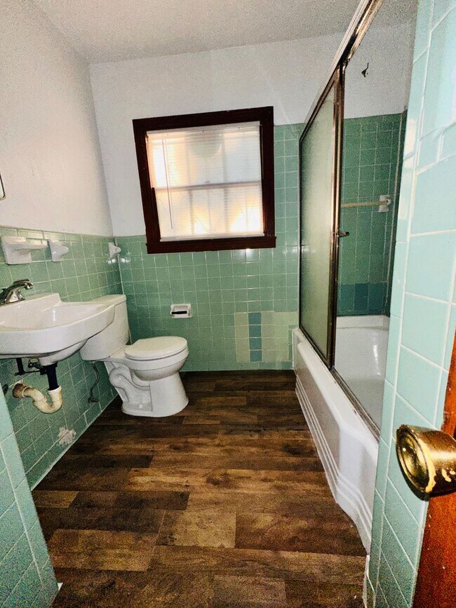 Building Photo - 3 bed/2bath with W/D connections and 2 garages