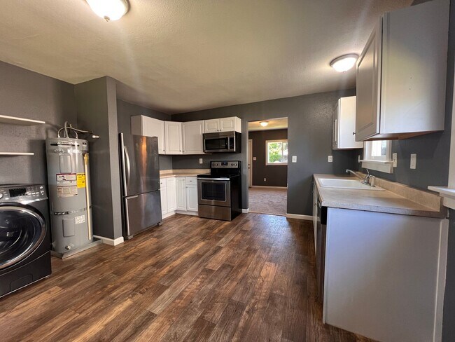 Building Photo - Longview Bungalow with Large Yard!