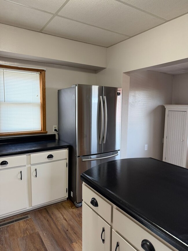 Building Photo - 3 Bed, 2 Bath Home with Garage