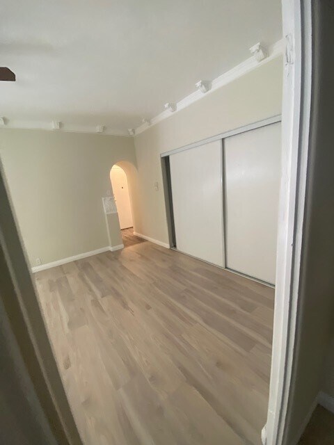 Building Photo - 152 S Sycamore Ave