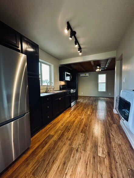 Building Photo - 1005 Broadway Ave