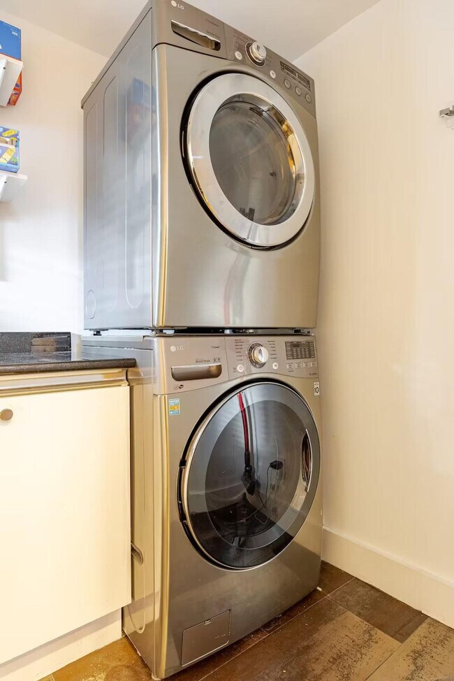 Building Photo - 2720 N Fillmore St