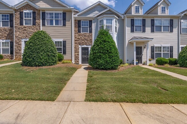 Building Photo - Maintenance-Free beautiful  3 bedroom 2.5 bath townhouse in Burlington