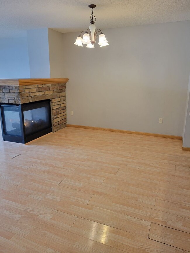 Building Photo - Middle Unit Townhouse