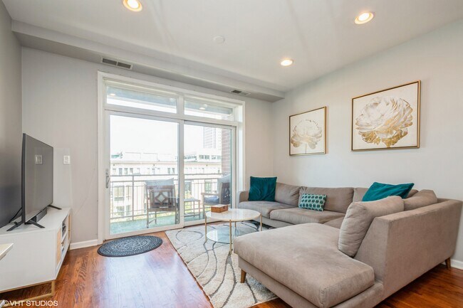 Building Photo - 657 W Fulton St