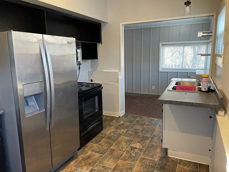 Building Photo - 415 W Campground Rd