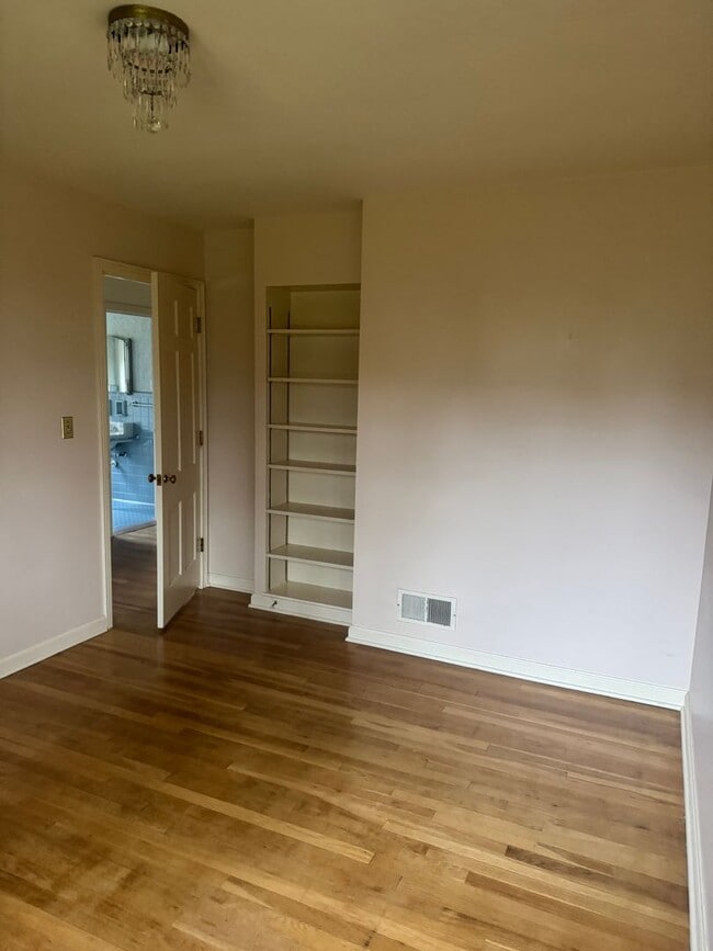 Building Photo - 3 Bedroom 2 Bath Ranch Home - Upper Arlington Schools