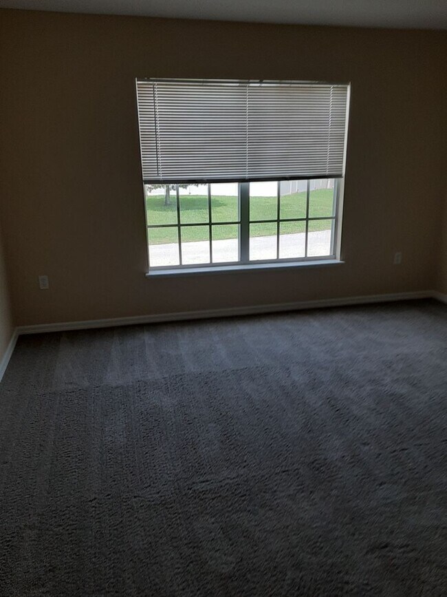 Building Photo - Beautiful 4 Bedroom