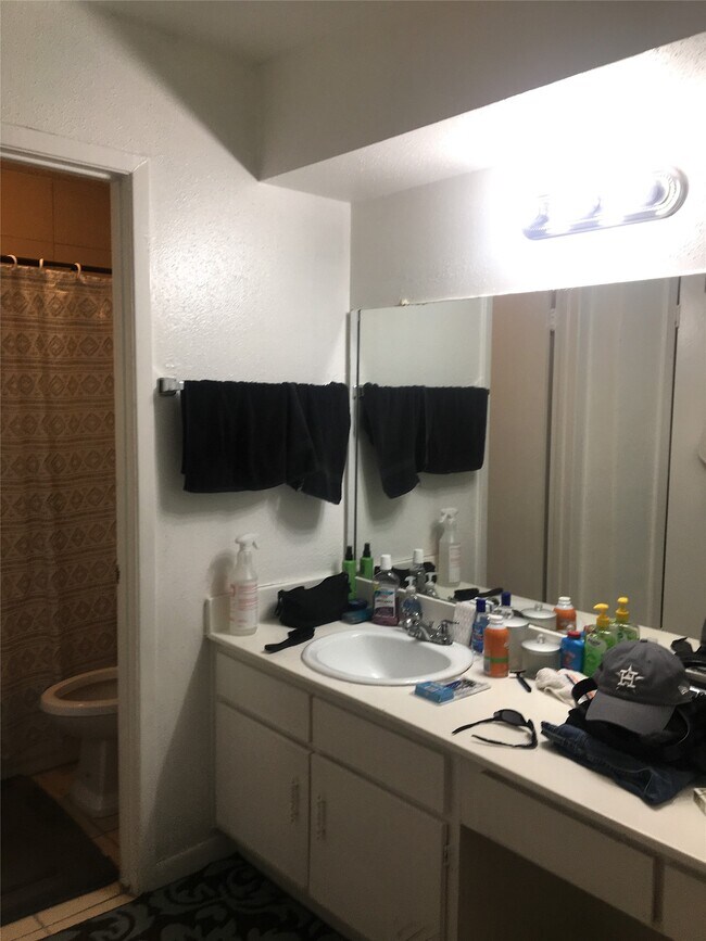 Building Photo - 5625 Antoine Dr