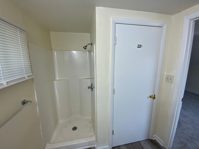 Building Photo - Charming 4 bd, 2 bth with 2 room Master Suite