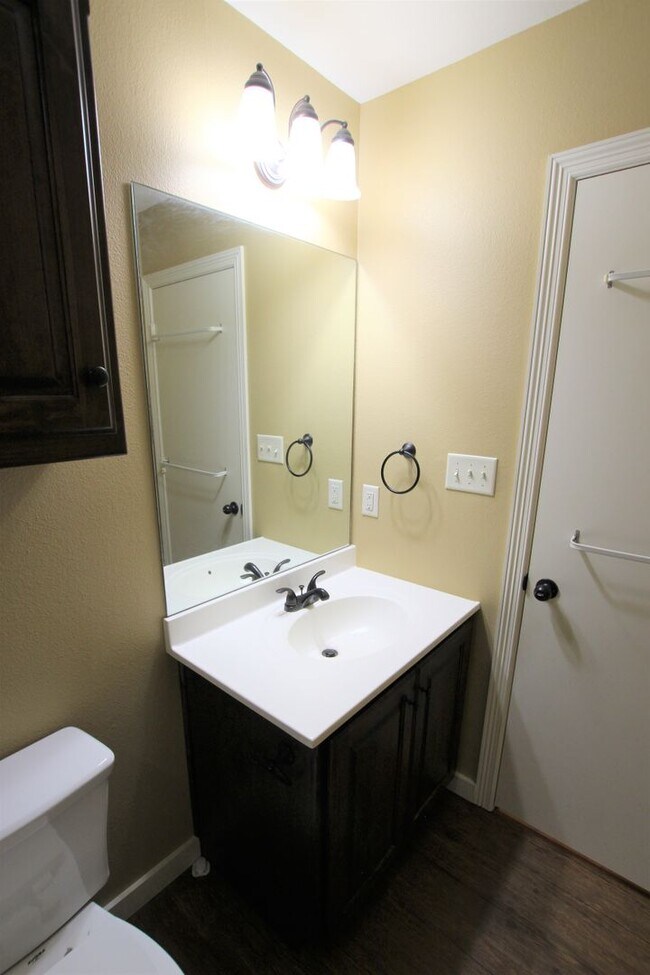 Building Photo - 3 Bedroom, 2 Bathroom Town Home in Tyler!