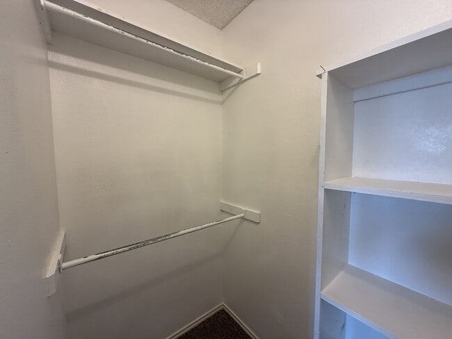 Building Photo - 816 Summit Dr