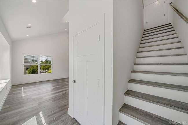 Building Photo - 725 Eastview Dr