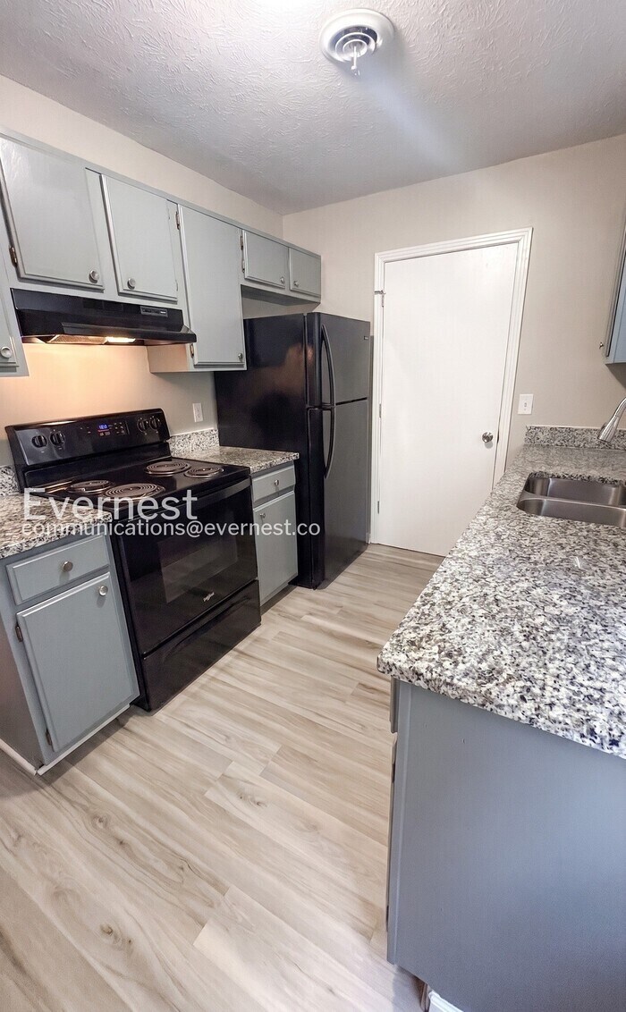 Building Photo - 483 Ellenwood Dr