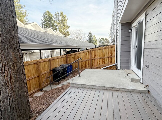 Building Photo - Exceptional 3-bedroom, 2.5-bathroom end unit townhouse located in Arvada