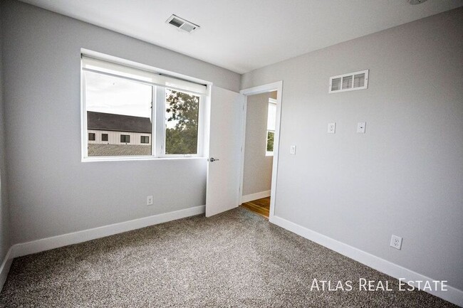 Building Photo - 2nd Floor LoHi 2 Bed 1 Bath with a Private...