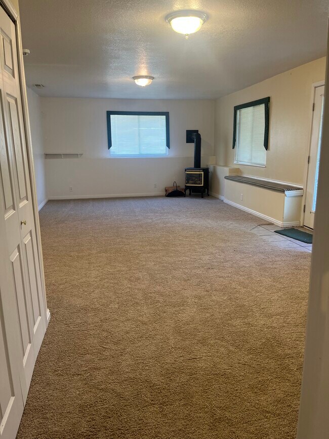 Building Photo - 7898 N Sparrowhawk Cir