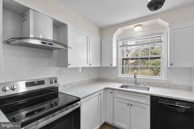 Building Photo - 5617 Knollwood Rd